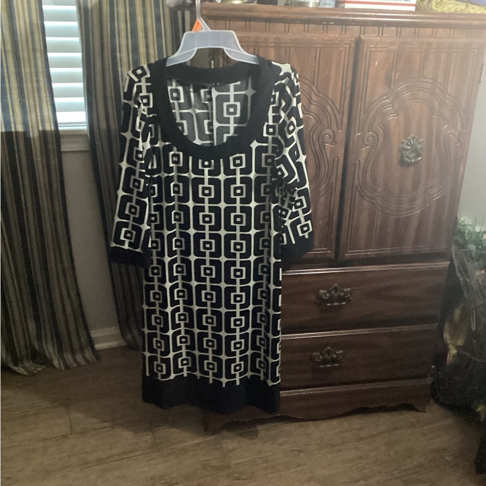 Tiana B. Black and Cream Geometric Long Sleeve Dress